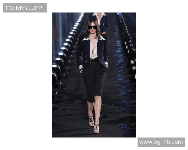 足球明星华丽转身穿西服颁奖瞬间展现风采与魅力的精彩视频