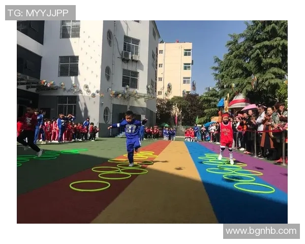 黑白对比下的足球明星剪影展现运动之美与激情的完美结合